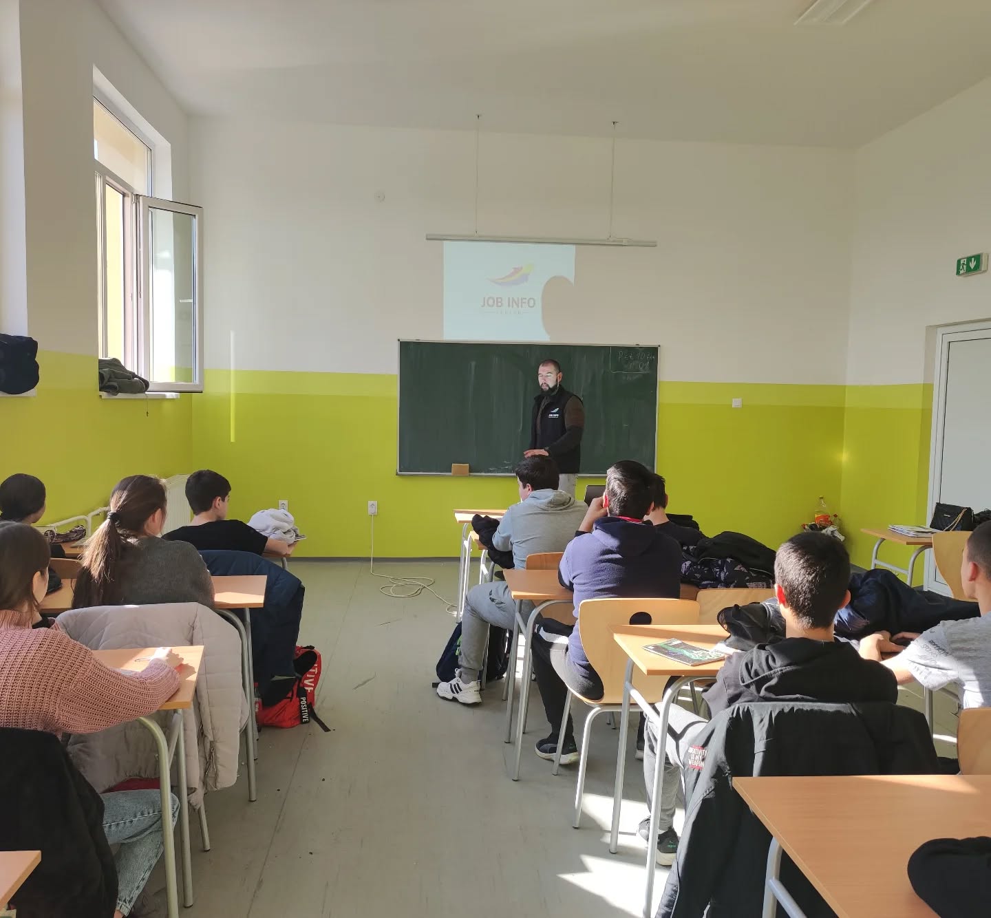 Dualno obrazovanje: Kako funkcioniše i zašto je važno za budućnost mladih 🔧